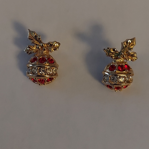 Avon Vintage Christmas Earrings - Picture 3 of 10